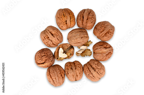 Orzechy włoskie w skorupkach. Large walnuts. Orzechy na białym tle. Nuts on a white background.