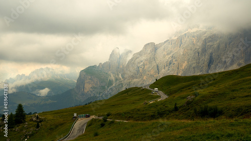 schlängelnder weg zu schroffen Felsen am Sellajoch in den italienischen Dolomiten