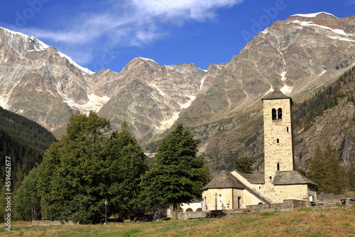 Panorama della Chiesa Vecchia di Macugnaga con sullo sfondo il Monte Rosa.