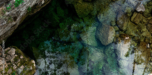 Błękitna woda przy skałach