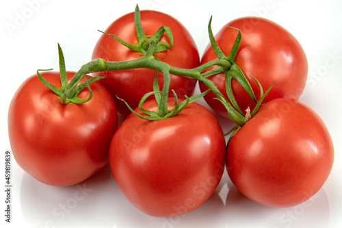 grappe de tomates rouges isolé sur un fond blanc