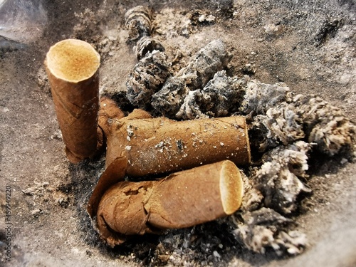 Aschenbecher mit gerauchten Zigaretten
