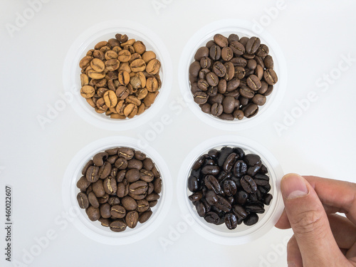 ４種のコーヒー豆をブレンドする