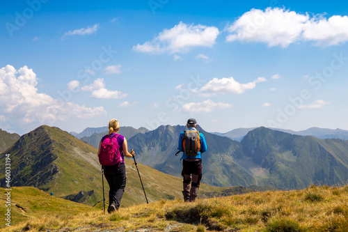 Wandern in den Karpaten: Wanderer im Fogarascher Gebirge, Rumänien. Das Gebirge wird von der Transfogarascher Hochstraße durchzogen