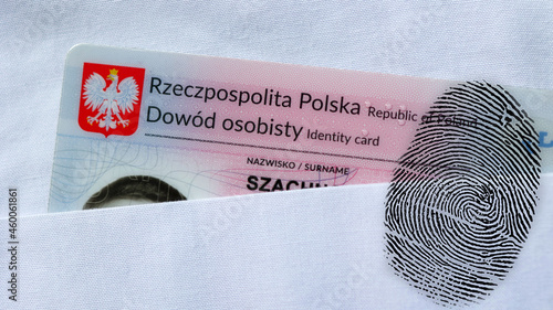 Nowy polski dowód osobisty z odciskiem palca identyfikujący osoba.