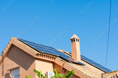 Paneles solares en el tejado de una casa.
