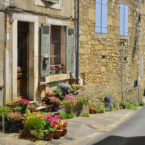 Carré Rue d'Isly fleurie à Excideuil (24160) en Périgord, département de la Dordogne en région Nouvelle-Aquitaine, France