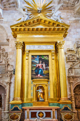 Retablo neoclásico con cuadro de Sebastiano de Piombo en la capilla de la presentación de la catedral de Burgos, España