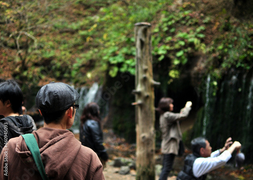 軽井沢・白糸の滝に訪れた観光客／長野県