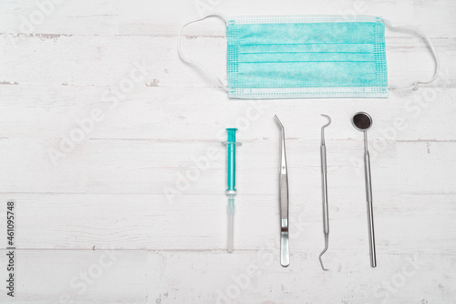 Instrumental medico, dentista para la saludo y revisión de las personal, sobre mesa blanca con matices negros