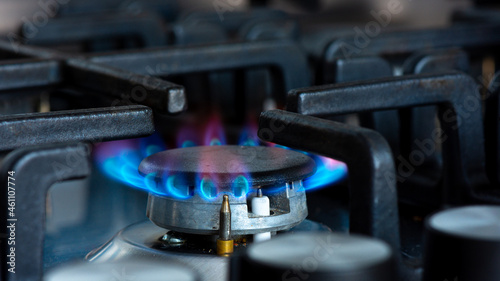 Gaz brûlant avec des flammes bleues sur le brûleur d'une cuisinière à gaz. Concept d'empreinte carbone et de prix du gaz naturel sur le marché