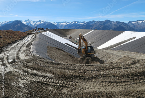 Umweltzerstörung in den Alpen - Bau eines Speichersees am Gipfel eines Berges, Salzburg