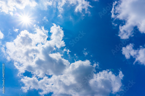 太陽の日差しと爽やかな青空と雲の背景素材_o_13