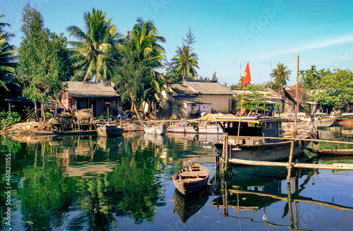 Eingescanntes Diapositiv einer historischen Farbaufnahme der Anlegestelle von Fischerbooten in einer Siedlung am Ufer eines Sees in Zentralvietnam