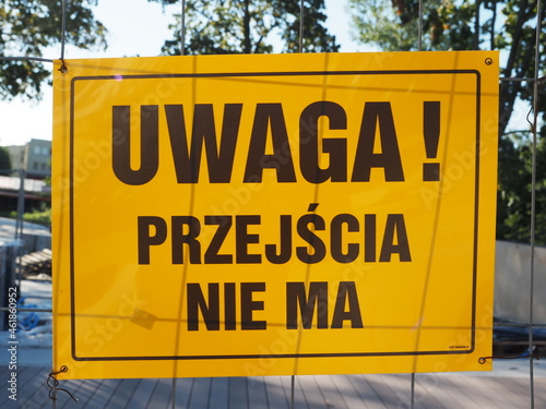 Tablice zakazujące wstęp na teren budowy