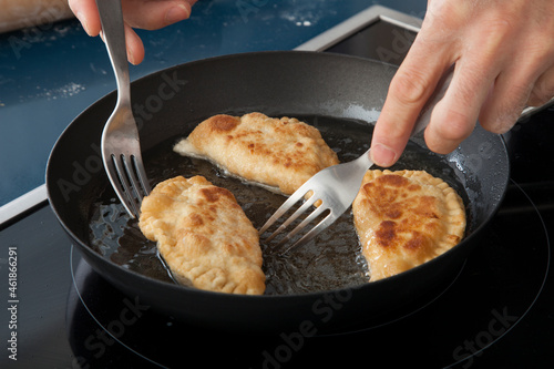 fry tuna patties in a pan. freír las empanadas de atún en una sartén.