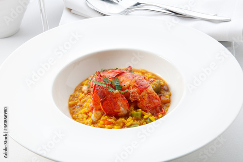 Sabroso plato de arroz con bogavante . Tasty plate of rice with lobster