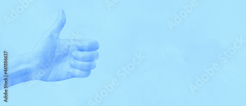 Błękitny kciuk do góry.