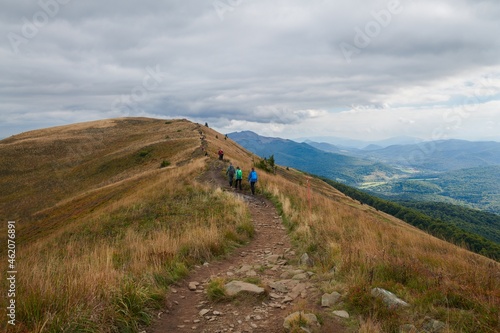 Bieszczady jesienią. Turyści na górskich szlakach. Połoniny. Ciemne chmury. Korory jesieni.