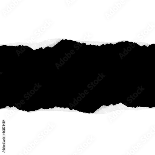 Des morceaux de papier horizontal noir déchiré avec une ombre douce collés sur un fond carré blanc 