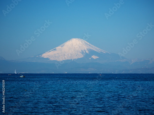 日本、神奈川、葉山・森戸海岸から見る富士山