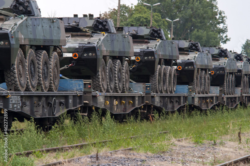 Kolejowy transport wojskowy stojący na bocznicy