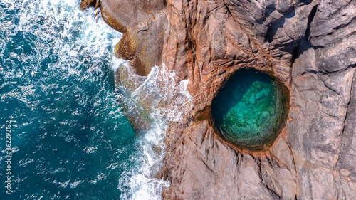 Der Rock Pool am Takamaka Beach - Ein Felsloch mit Wasser von obenen auf der Insel Mahé auf den Seychellen