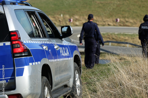 Terenowy radiowóz polskiej policji w czasie patrolu w górskim terenie