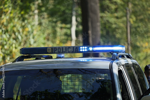 Terenowy radiowóz polskiej policji w czasie patrolu w górskim terenie