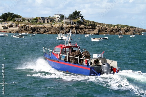 bateau de pêche au homard dans l'archipel des îles Chausey dans la Manche