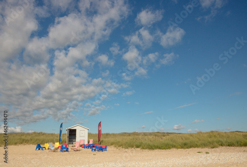 cabane de plage avec chaises longues