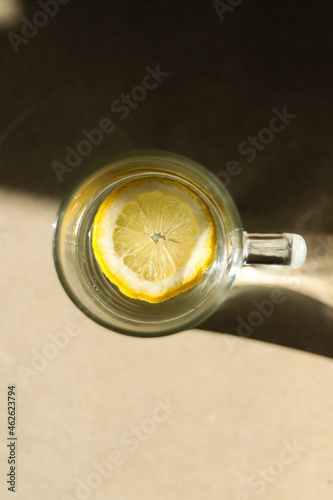 Szklanka wody z cytryną