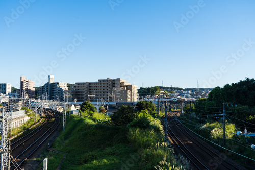 二本に分かれる線路と青空