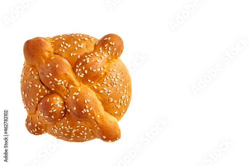 Pan de Muerto, pan del día de muertos en México sobre fondo blanco.