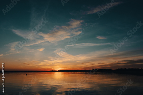 Piękny zachód słońca nad jeziorem Mamry w Węgorzewie