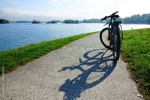 Bicyclette sur la piste cyclable autour du lac du Grand Parc de Miribel-Jonage