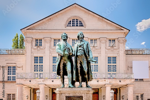 Goethe-Schiller-Denkmal vor dem Deutschen Nationaltheater in Weimar, Thüringen, Deutschland