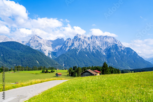 Buckelwiesen zwischen Wallgau, Krün und Mittenwald mit Blick auf das Karwendelgebirge, Bayern, Deutschland 