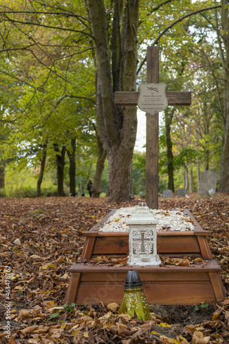 grobowiec na cmentarzu jesienią