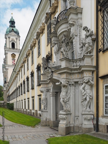 Perspektive - barocke Fassade des Stifts St. Florian