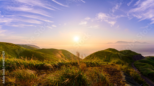 絶景な山並みの夜明けと日の出(朝日)・雲海景色 日本の壮大な大観峰風景 Dawn and sunrise (Asahi) / sea of clouds scenery of superb mountain range Japan's magnificent Daikanbo landscape 日本2021年(秋)撮影 Taken in Japan 2021 (Autumn)