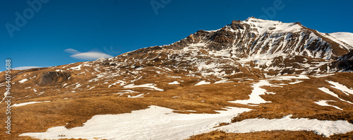 mountain peak snow in Alps nature panorama. Ośnieżona góra w Alpach