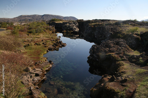 krystalicznie czysta woda pośród skał islandia thingvellir