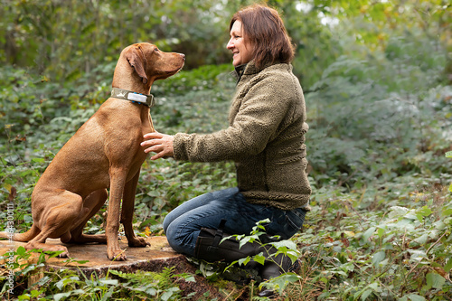 Frau mit Jagdhund