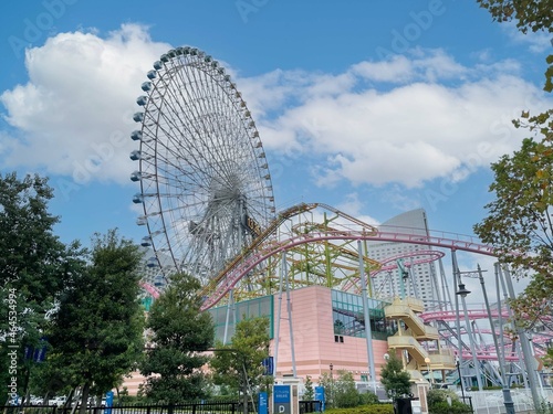 横浜にある遊園地「よこはまコスモワールド」のジェットコースター・観覧車の写真 