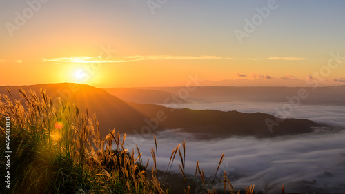 さわやか絶景日の出「朝陽・雲海」阿蘇五岳パノラマ撮影 Refreshing superb view sunrise "Choyo / Unkai" Aso Godake panoramic shooting 美しい朝焼け山並と雲海風景 Sunrise mountain range and sea of clouds scenery 日本2021年撮影 Taken in 2021 in Japan