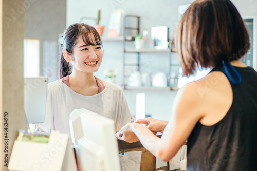 受付で接客を受ける女性 