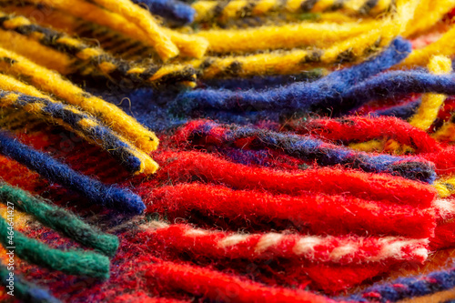 赤と黄色と紺と緑の毛糸のテクスチャ パターン