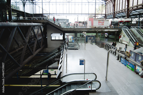 Vista de la estación de servicio de transporte público con trenes y metros en el andén.