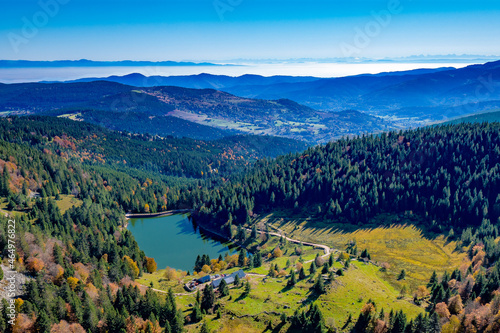 Le lac des Truites dans les Vosges avec en fond la Forêt-Noire, le Jura et les Alpes.